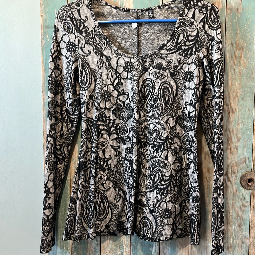 BKE Boutique women’s small blouse long sleeve floral design black